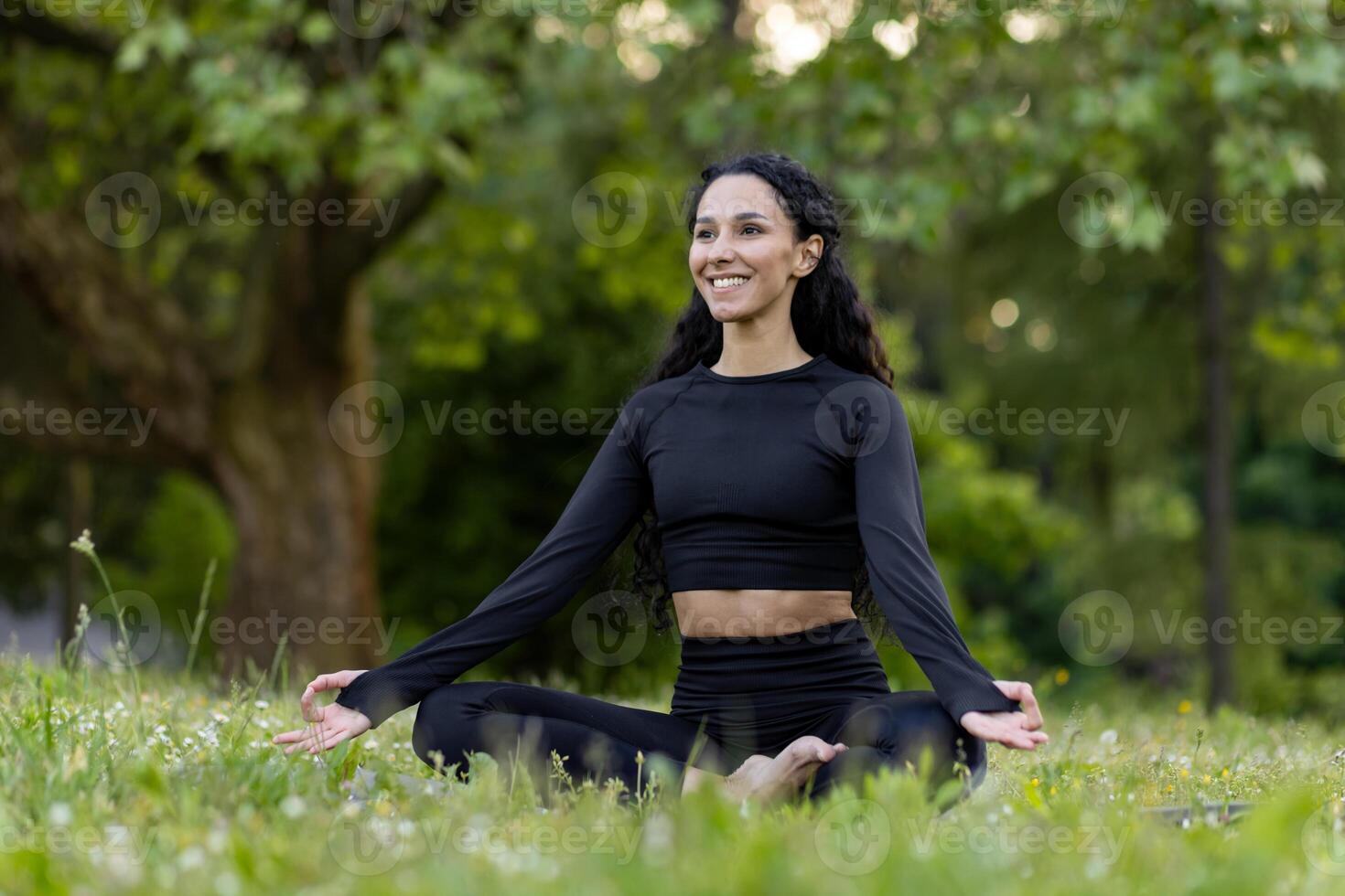 joven mujer inmerso en meditación, ejecutando yoga en un pacífico verde parque, encarnando salud y consciencia. foto