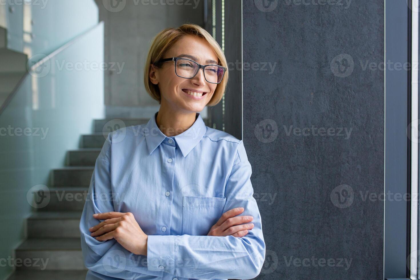 retrato de contento exitoso sonriente gris peludo empresario, hombre en negocio traje en pie fuera de oficina edificio sonriente y mirando a cámara, satisfecho maduro jefe inversor participación lentes. foto