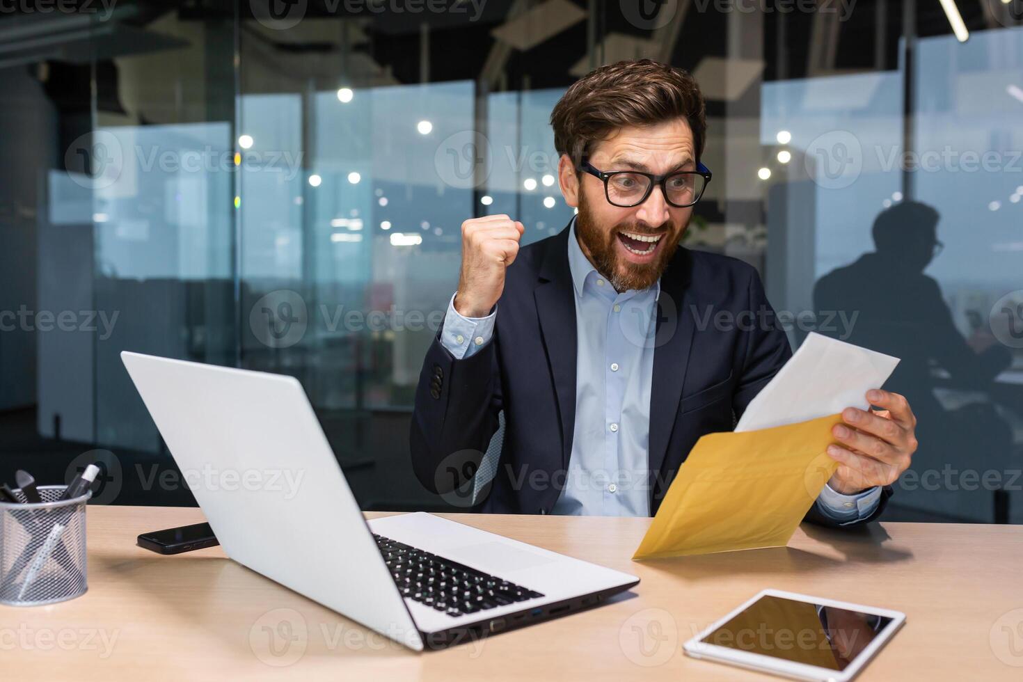 exitoso inversor empresario recibido un notificación letra desde el banco con bueno noticias, empresario abre el sobre lee y se regocija a el noticias, hombre es satisfecho con logros . foto