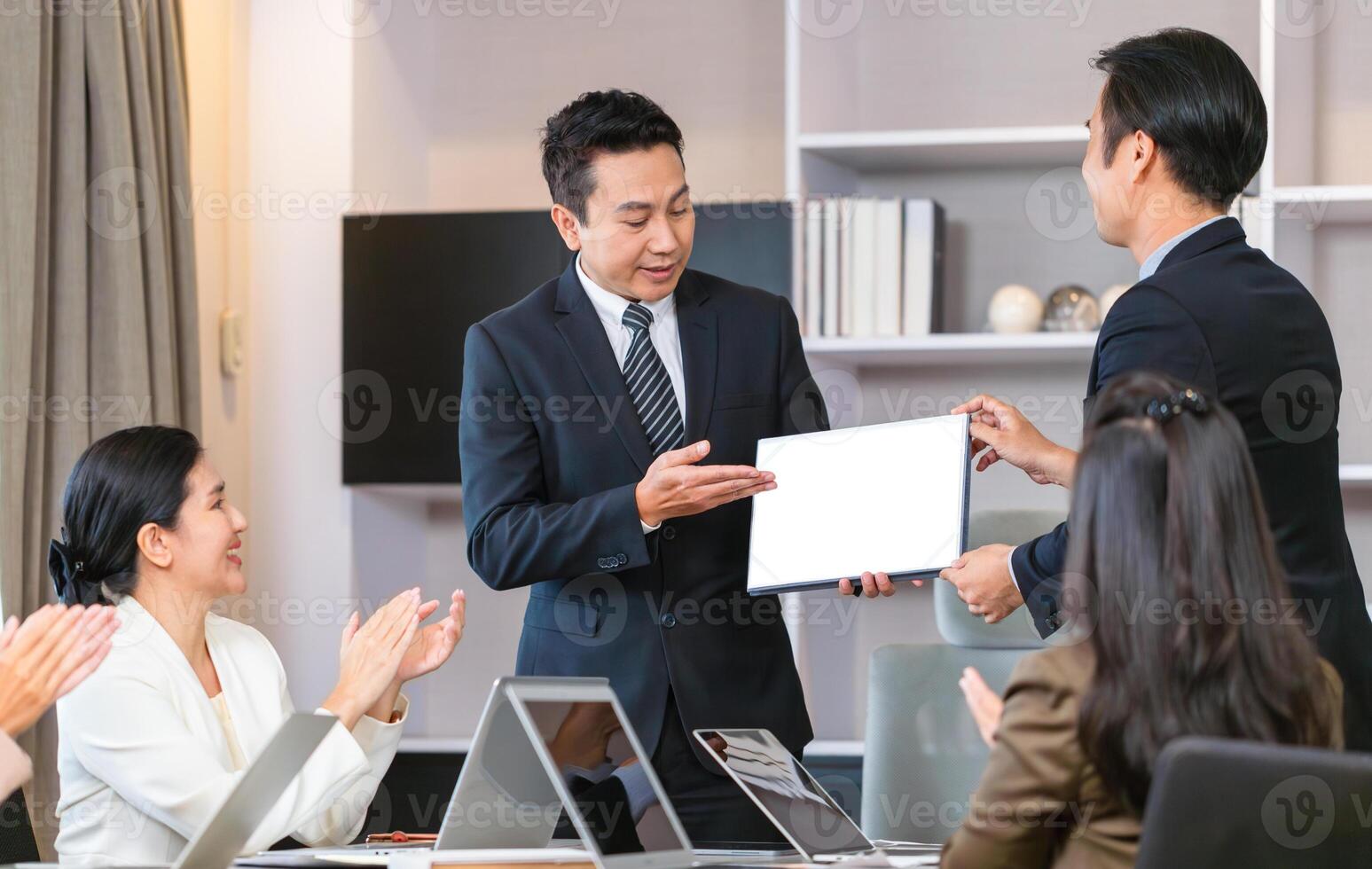 el empleado obtiene un certificado de logro, los empresarios con certificado en la oficina, el empresario da un certificado de reconocimiento al empleado por su logro foto