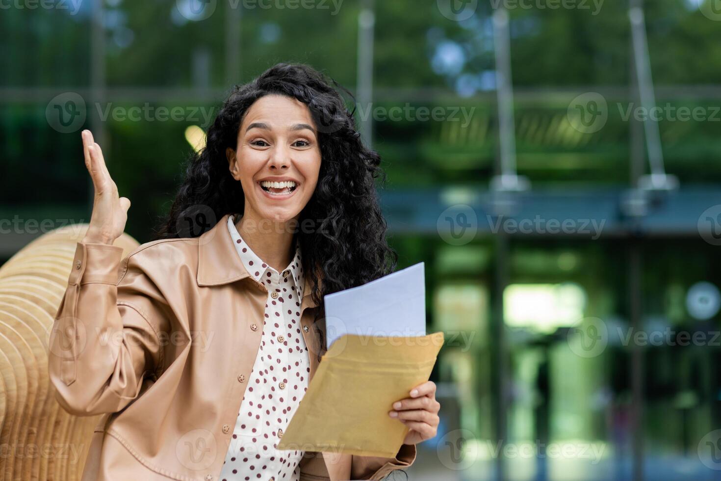 emocionado mujer de negocios participación documentos, demostración éxito gesto al aire libre en un urbano ajuste. expresiones de profesional triunfo y felicidad. foto