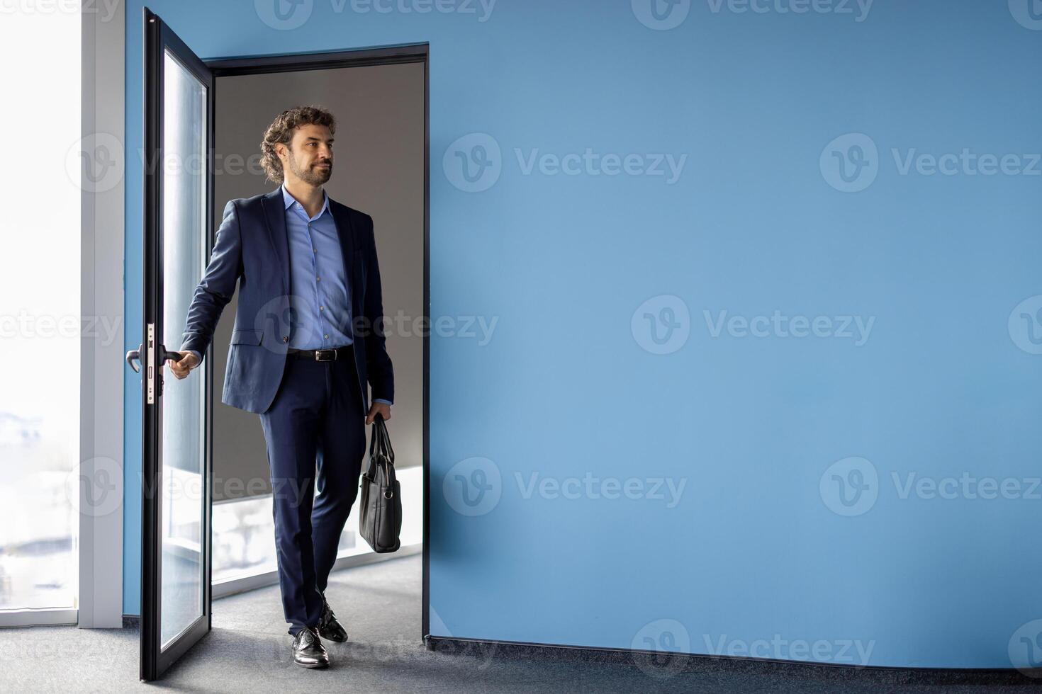 empresario en negocio traje exitoso empresario salidas oficina gabinete maduro hombre abre puerta final de trabajando día dentro empresa edificio. foto