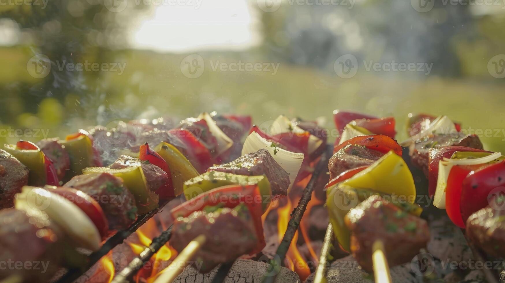 el oler de recién césped mezclas con el olor de candente cebollas y pimientos como el parrilla Maestro cocineros arriba algunos Agua en la boca kebabs foto