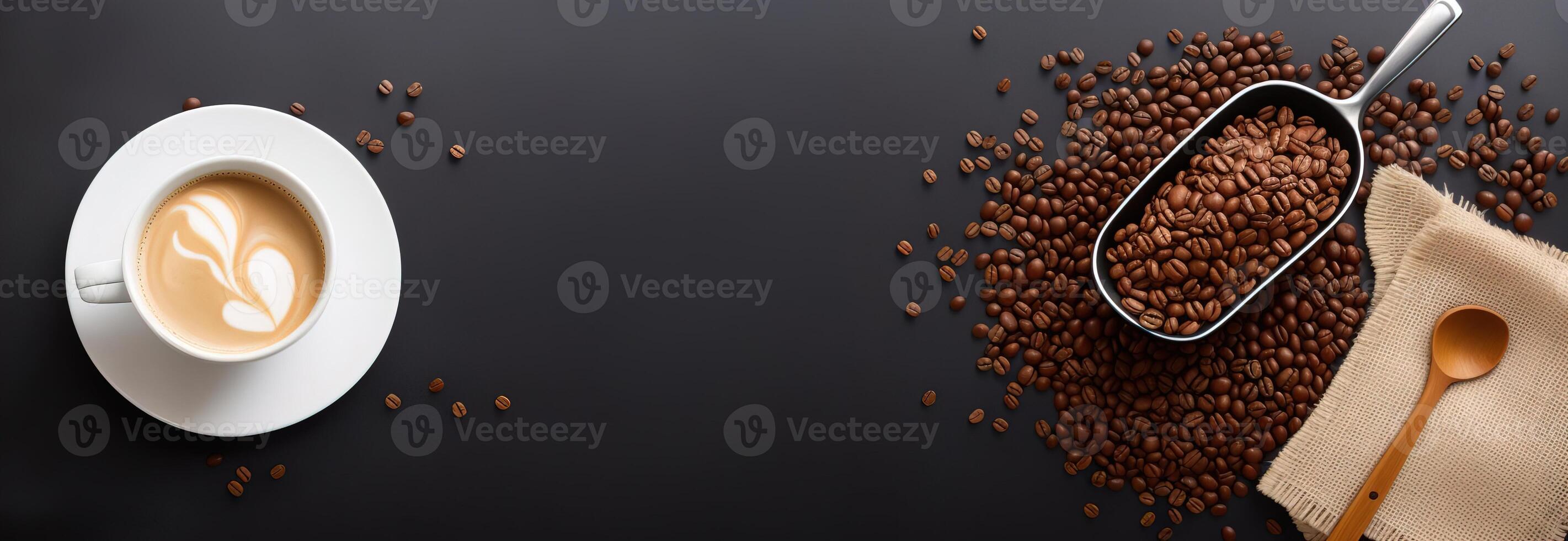 taza de café y granos en un oscuro panorámico antecedentes foto