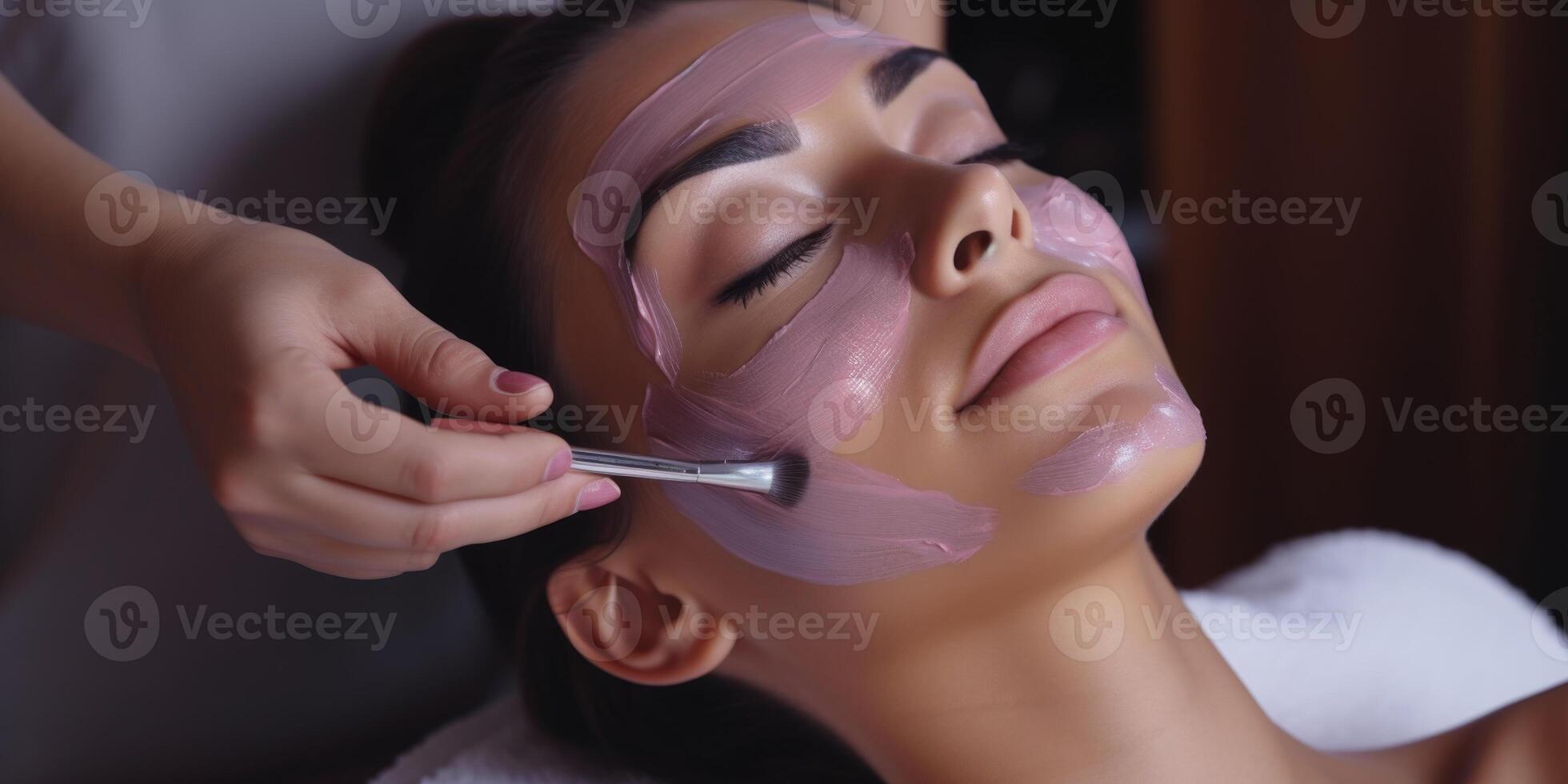 mujer en spa salón trabajando con facial piel foto