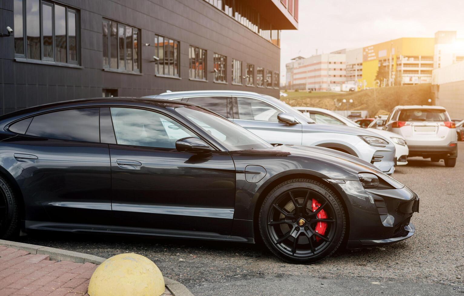 minsk, bielorrusia, abril dieciséis, 2024 - Porsche taycán carro deportivo foto