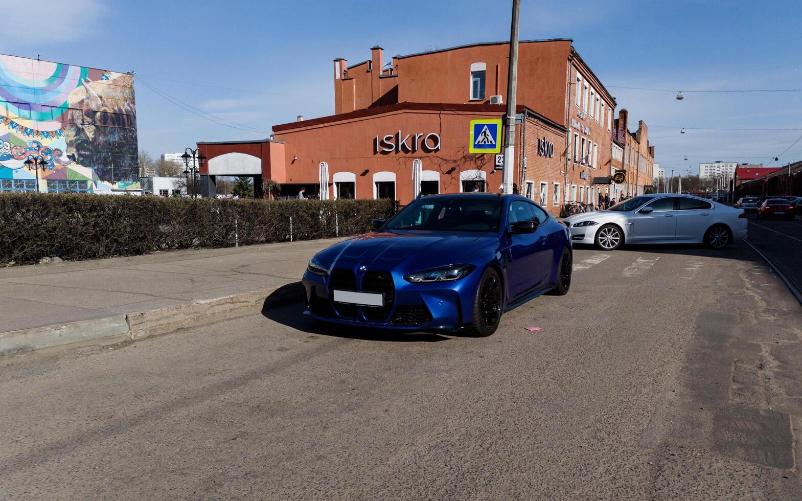 minsk, bielorrusia, abril 4, 2024 - azul lujo Deportes coche BMW foto