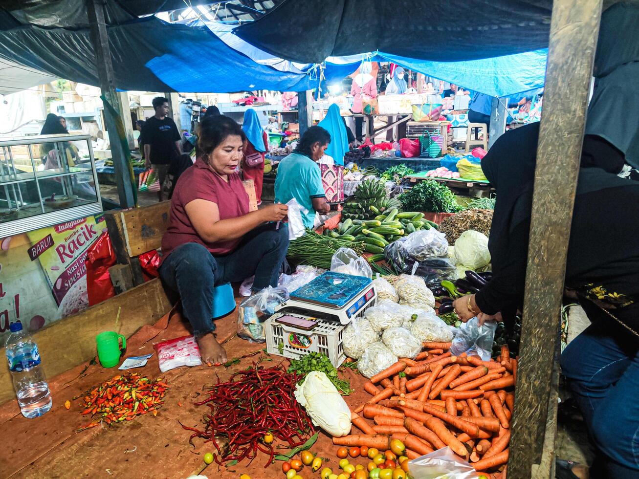 kuaro Kalimantan timur, Indonesia 27 abril 2024. fotografía de un vegetal vendedor de venta a un tradicional mercado foto