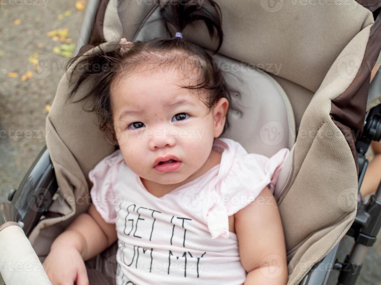 bebé hijo niña niño niño hija hembra familia mujer niña persona personas Mira a cámara retrato bonito hermosa padre infancia amor linda padre madre Adolescente abuela expresión eltern mayor foto