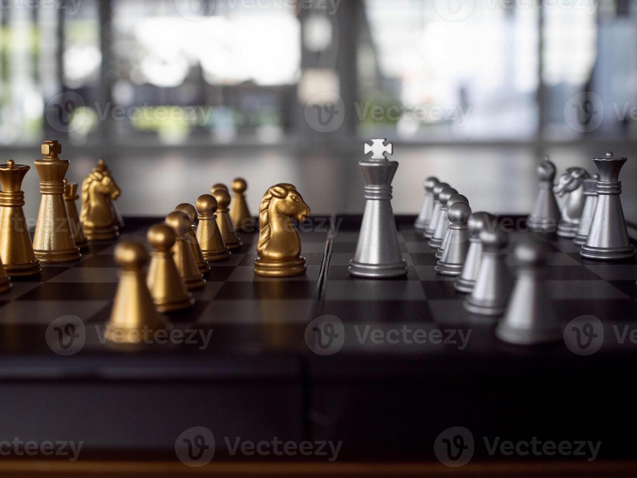 conflicto ajedrez estrategia competencia empeñar Rey desafío juego inteligencia pedazo obispo Caballero decisión liderazgo ajedrez victoria lucha deporte figura ganar derrota táctica guerra moverse obispo planificación torre caballo foto