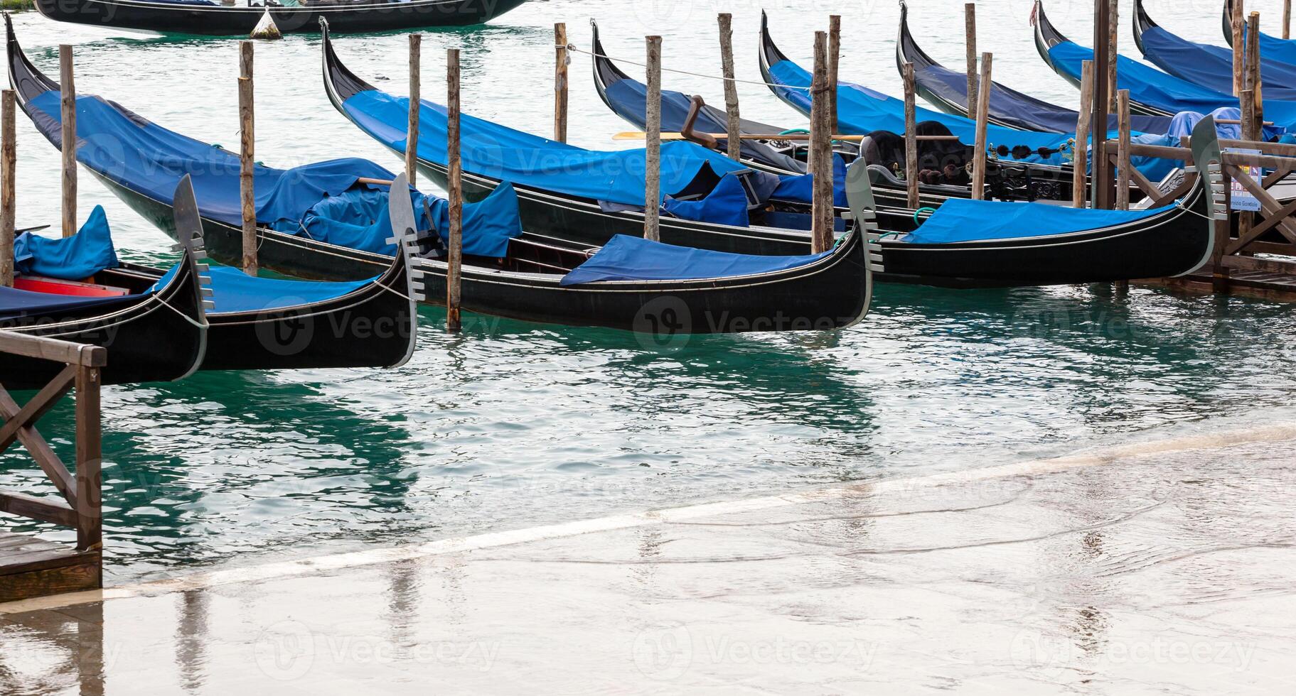 veneciano góndolas con alto marea. foto