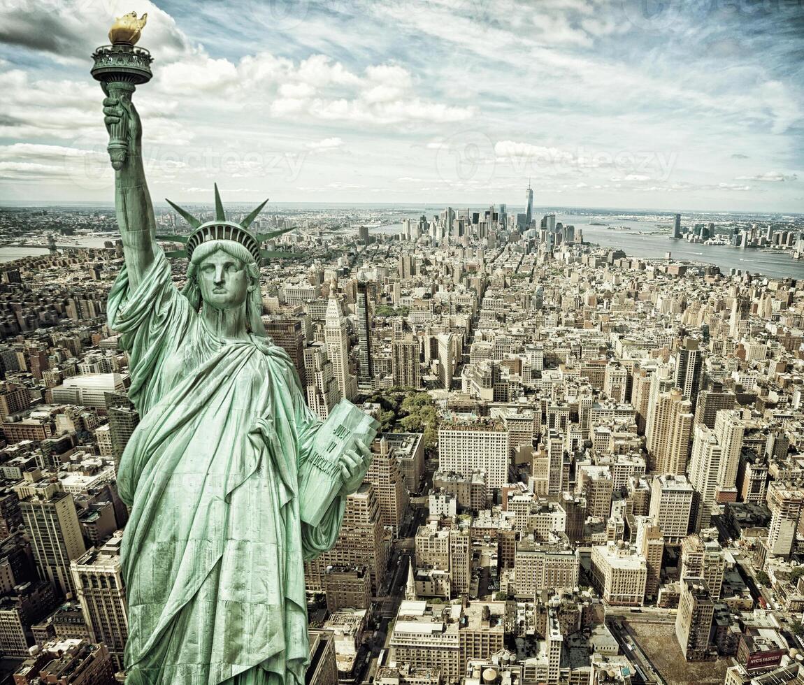 paisaje urbano ver de Manhattan con libertad estatua foto