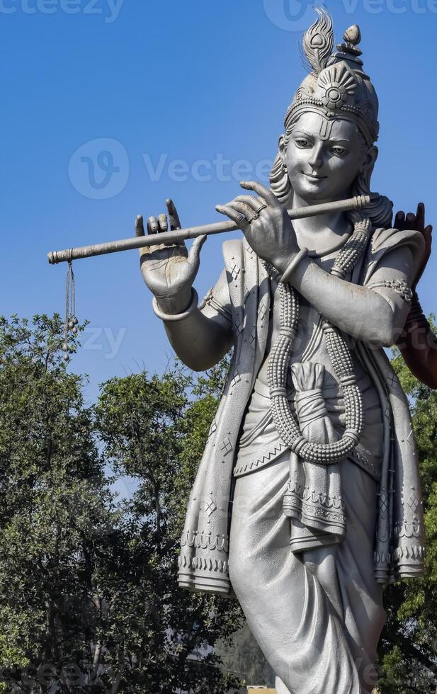 grande estatua de señor radha Krishna cerca Delhi internacional aeropuerto, Delhi, India, señor Krishna y radha grande estatua conmovedor cielo a principal autopista mahipalpur, Delhi foto
