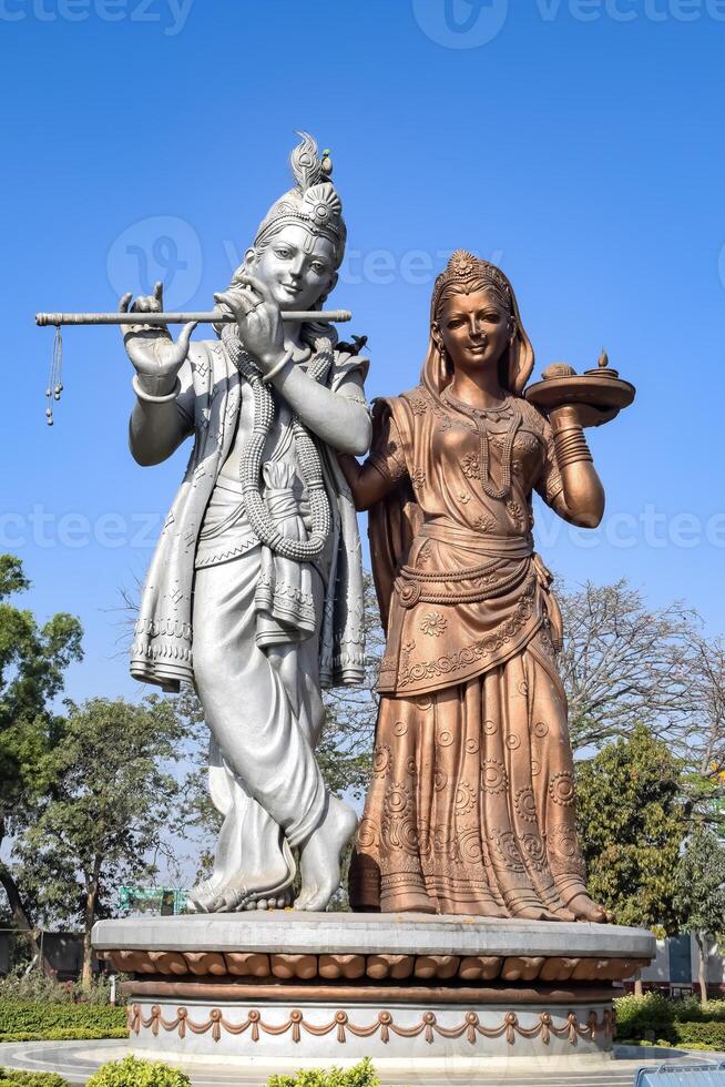 grande estatua de señor radha Krishna cerca Delhi internacional aeropuerto, Delhi, India, señor Krishna y radha grande estatua conmovedor cielo a principal autopista mahipalpur, Delhi foto