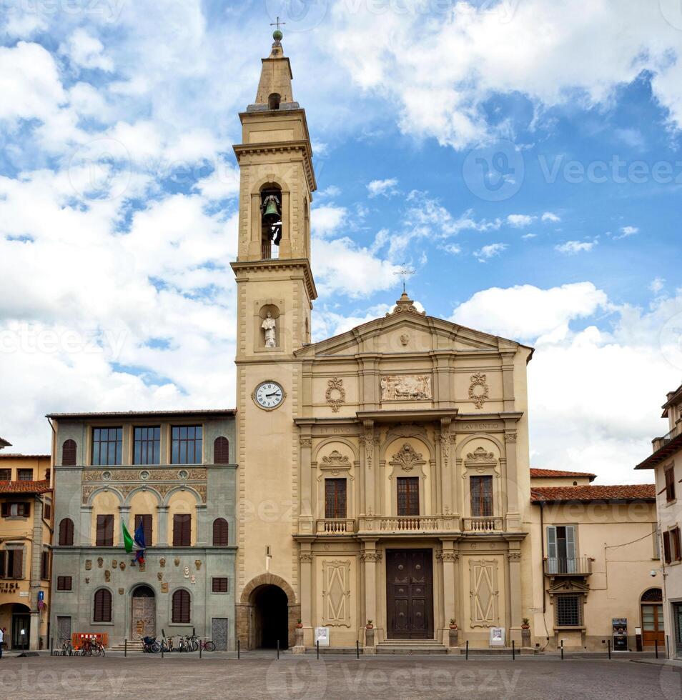 Iglesia de insignia colegiata s. lorenzo en montevarchi, Italia. foto