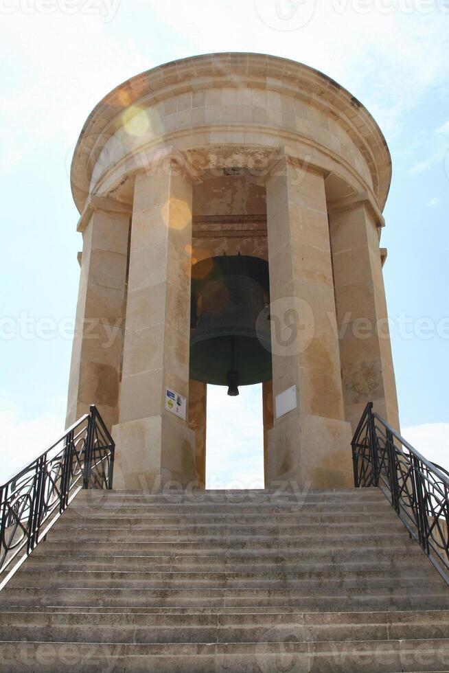 cerco campana monumento en la valeta, Malta. foto