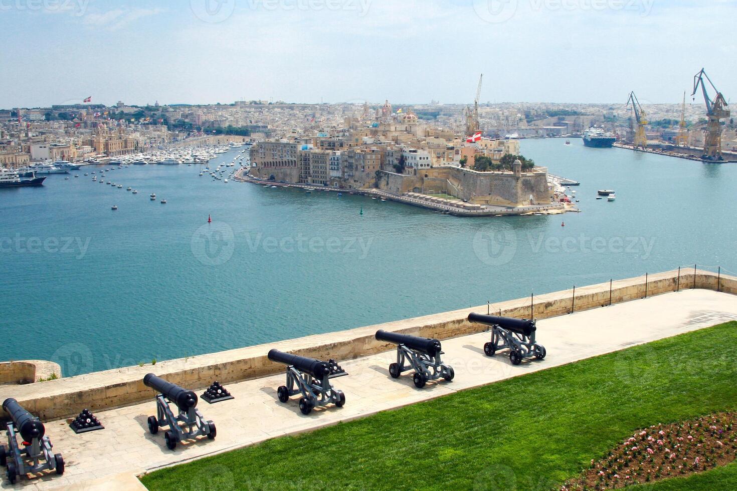 el grandioso puerto de valletta y saludando batería. foto