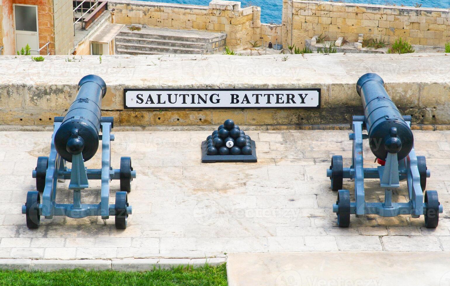 el grandioso puerto de valletta y saludando batería. foto