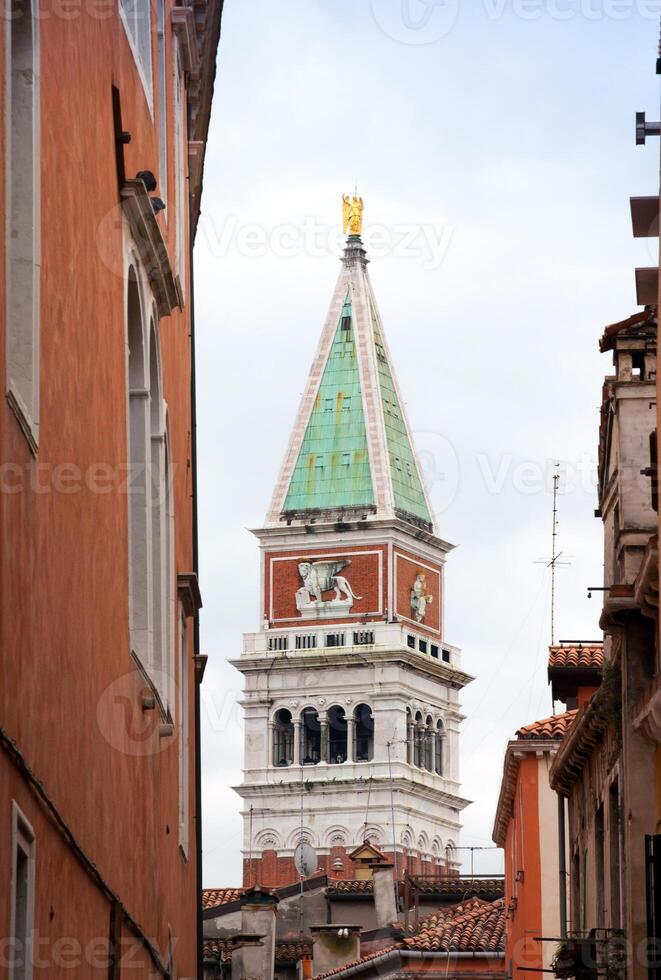 ver de el campana torre de san marca Entre el casas foto