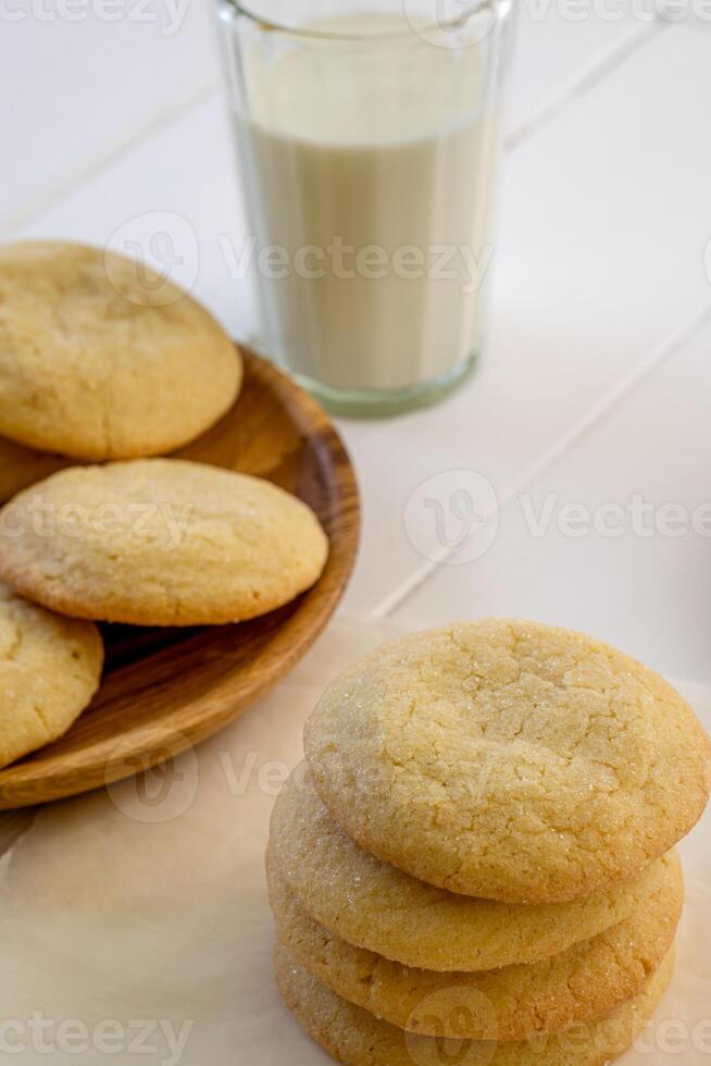 delicioso azúcar galletas en de madera mesa, de cerca foto