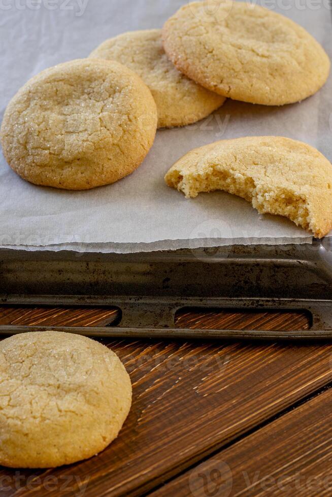 delicioso azúcar galletas en de madera mesa, de cerca foto