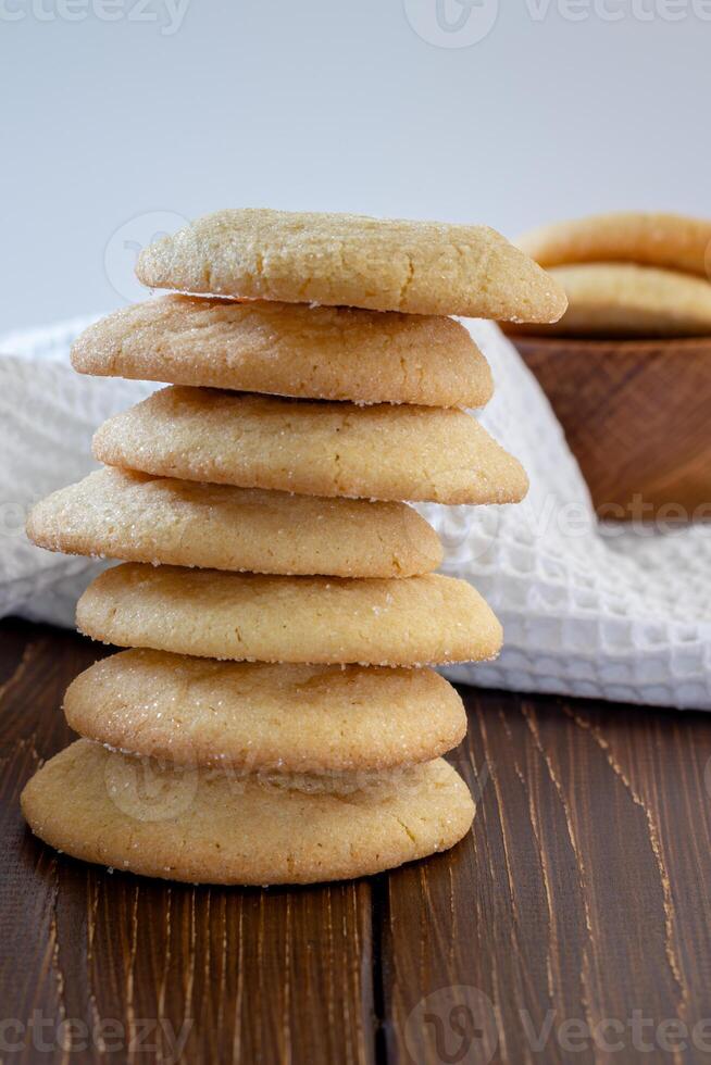 delicioso azúcar galletas en de madera mesa, de cerca foto