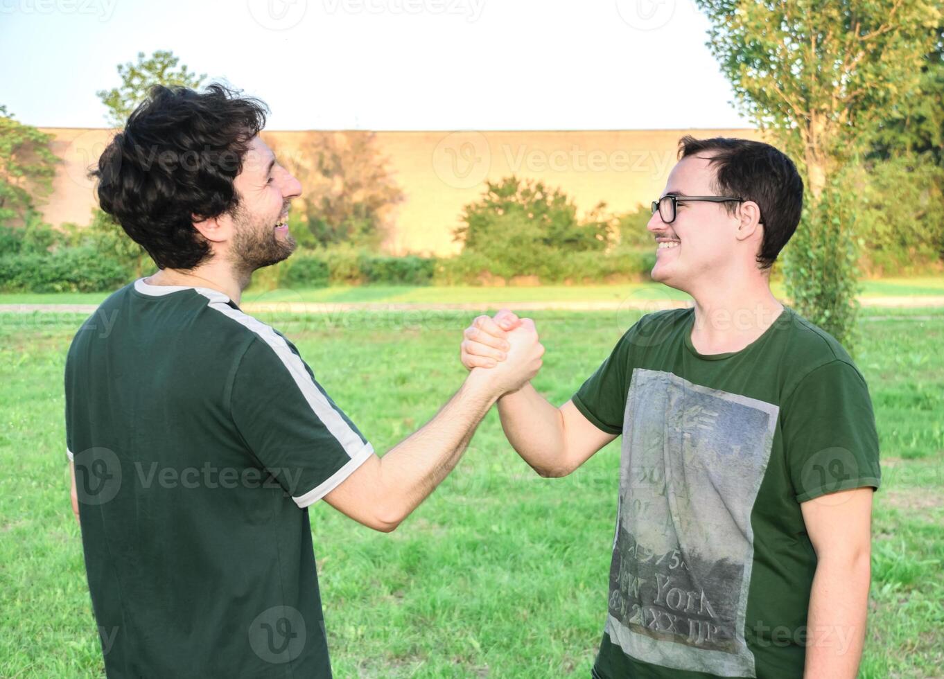 dos amigos chocar los cinco felizmente después trabajando fuera foto