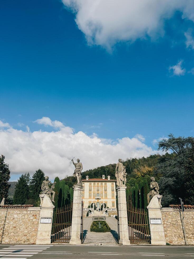 Milán, Italia - 12 noviembre 2023. estatuas en el portón a el Entrada a el villa cantón. Bérgamo, Italia foto