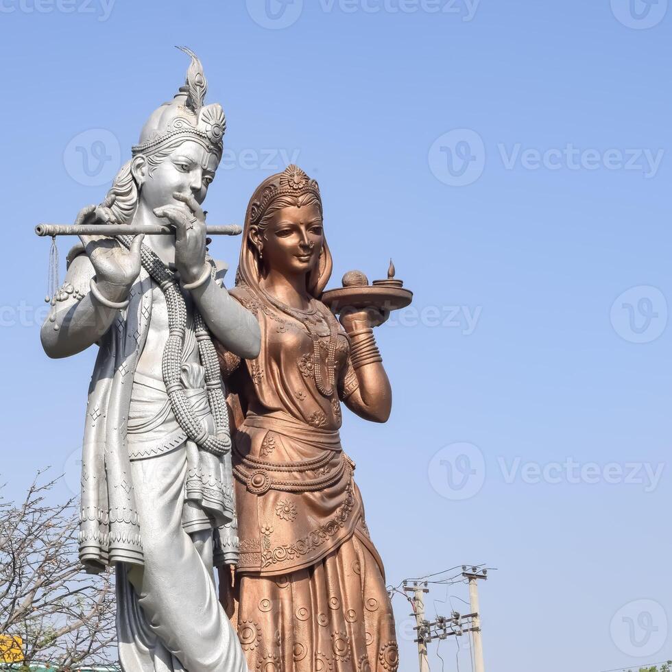 grande estatua de señor radha Krishna cerca Delhi internacional aeropuerto, Delhi, India, señor Krishna y radha grande estatua conmovedor cielo a principal autopista mahipalpur, Delhi foto