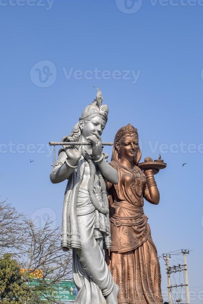 grande estatua de señor radha Krishna cerca Delhi internacional aeropuerto, Delhi, India, señor Krishna y radha grande estatua conmovedor cielo a principal autopista mahipalpur, Delhi foto