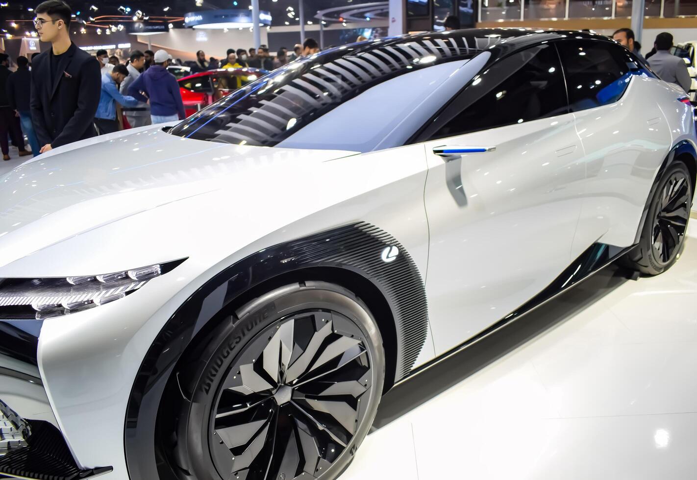 noida, uttar pradesh, India, 28 noviembre 2023- el futurista autoconducción completamente autónomo eléctrico, diesel y gasolina coche desplegado a un auto expo 2023. creativo coche diseñado para automóvil futuro. foto