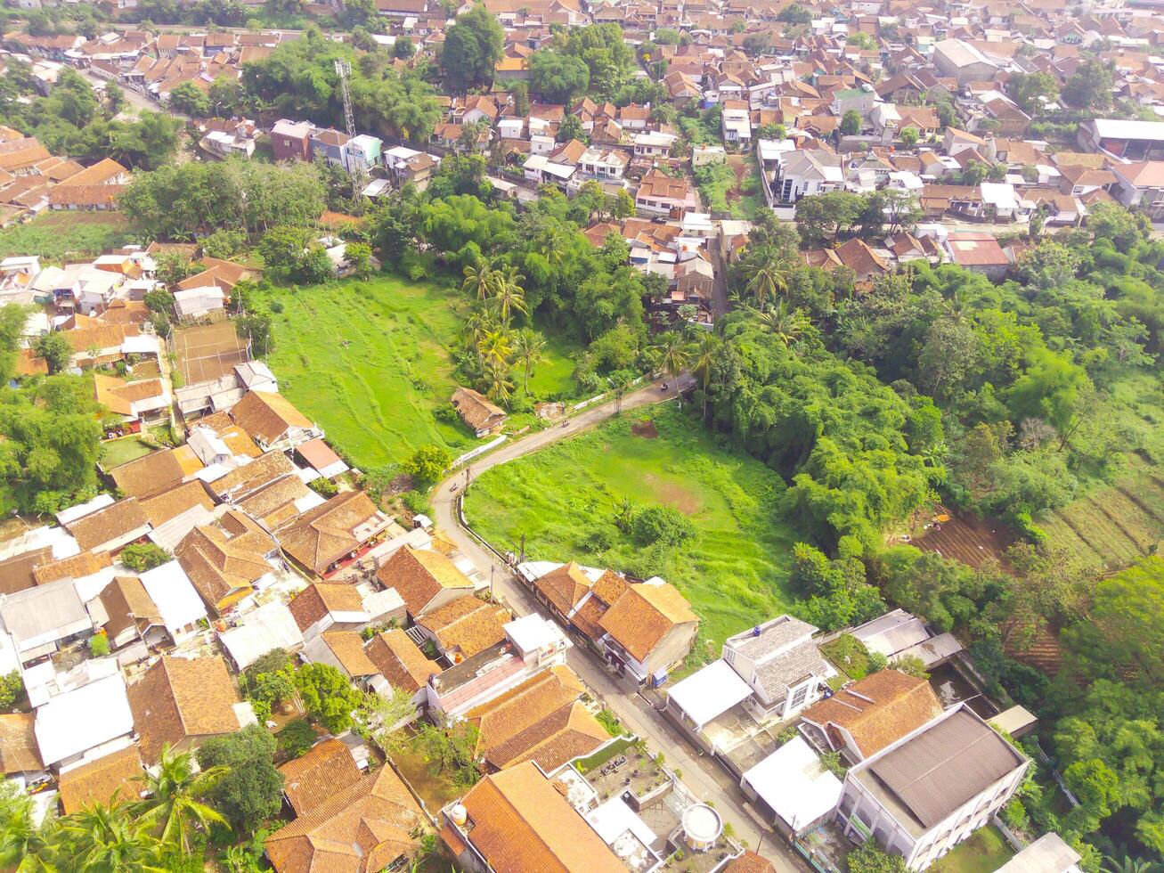 aéreo ver de nagreg ciudad - Indonesia desde el cielo. allí son arroz campos, valles y sierras, exprimido por denso asentamientos y un principal la carretera. Disparo desde un zumbido volador 200 metros alto. foto