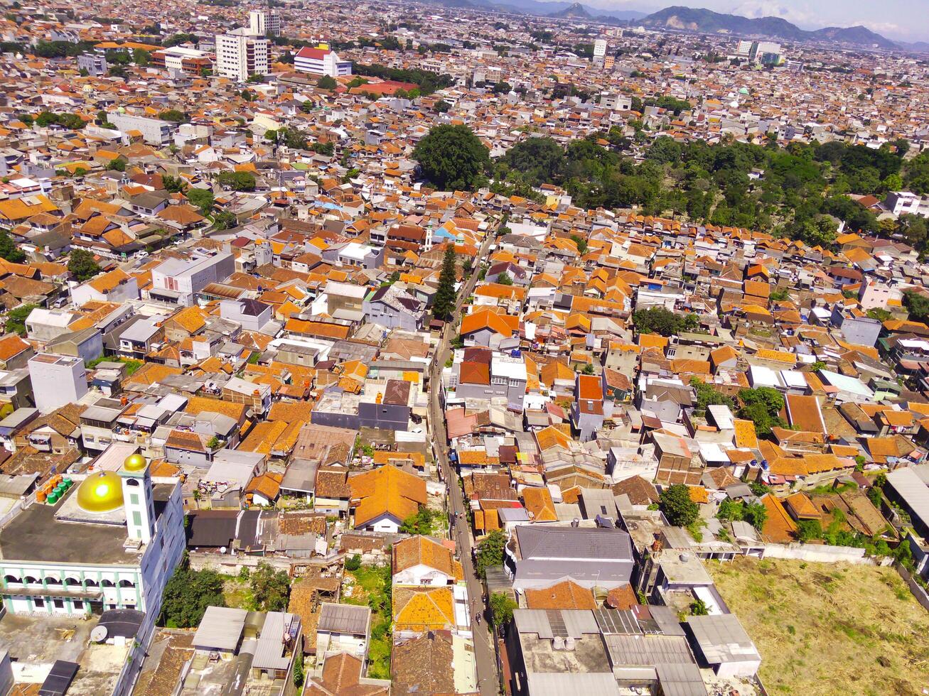 aéreo paisaje de un superpoblado residencial distrito de Bandung ciudad. ver de el denso residencial paisaje en abajo. aéreo fotografía. social asuntos. Disparo desde un volador zumbido foto