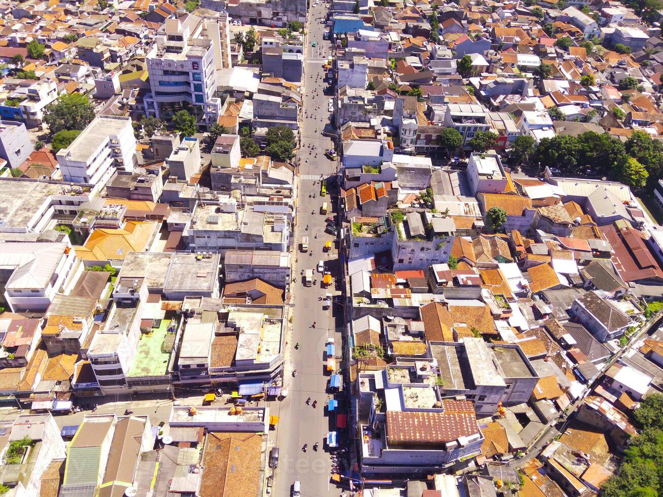 paisaje urbano de un superpoblado residencial distrito en Bandung ciudad. ver de el denso residencial paisaje en abajo. aéreo fotografía. social asuntos. Disparo desde un volador zumbido foto