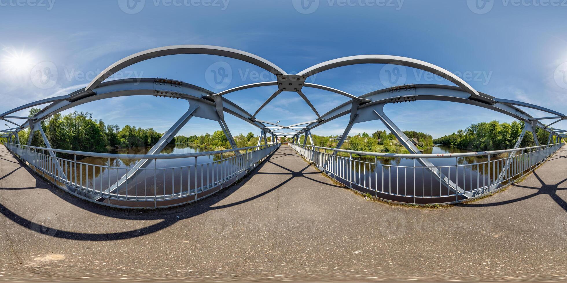 lleno sin costura esférico 360 hdri panorama en hierro acero marco construcción de peatonal puente a través de el río en equirrectangular proyección, Listo para vr virtual realidad contenido foto