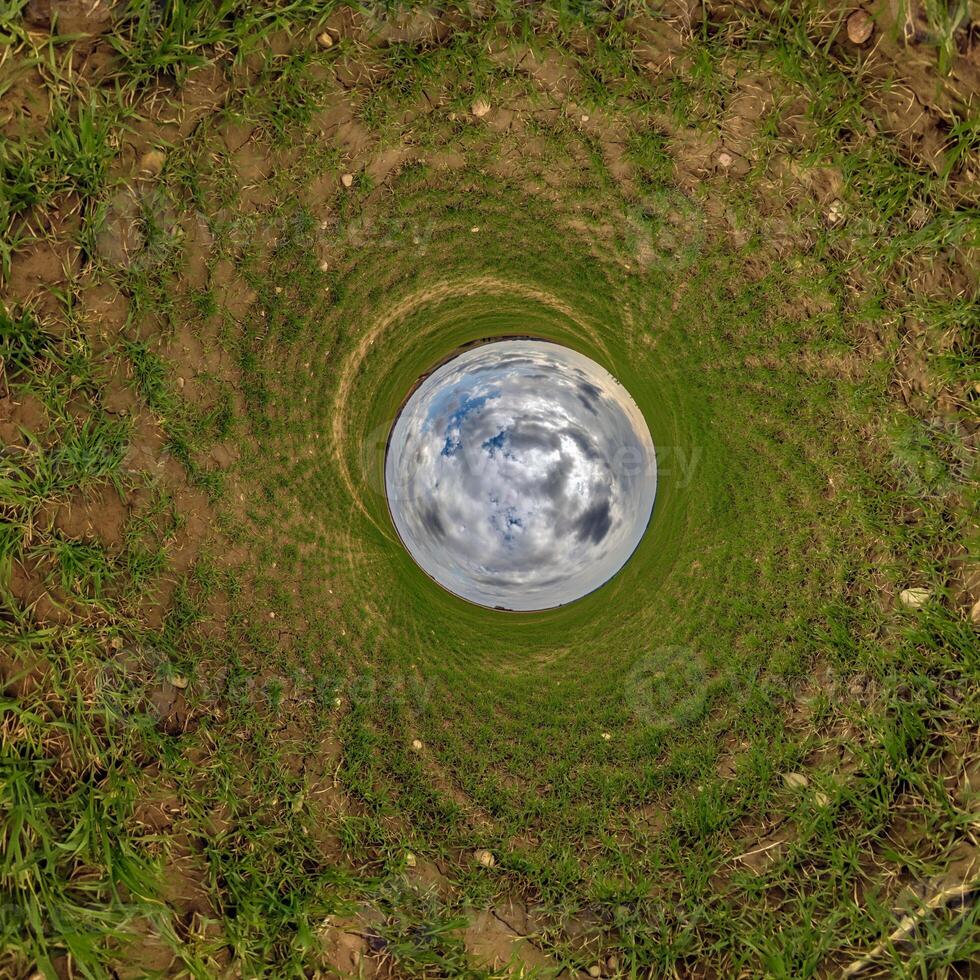 azul agujero esfera pequeño planeta dentro arena o seco césped redondo marco antecedentes foto