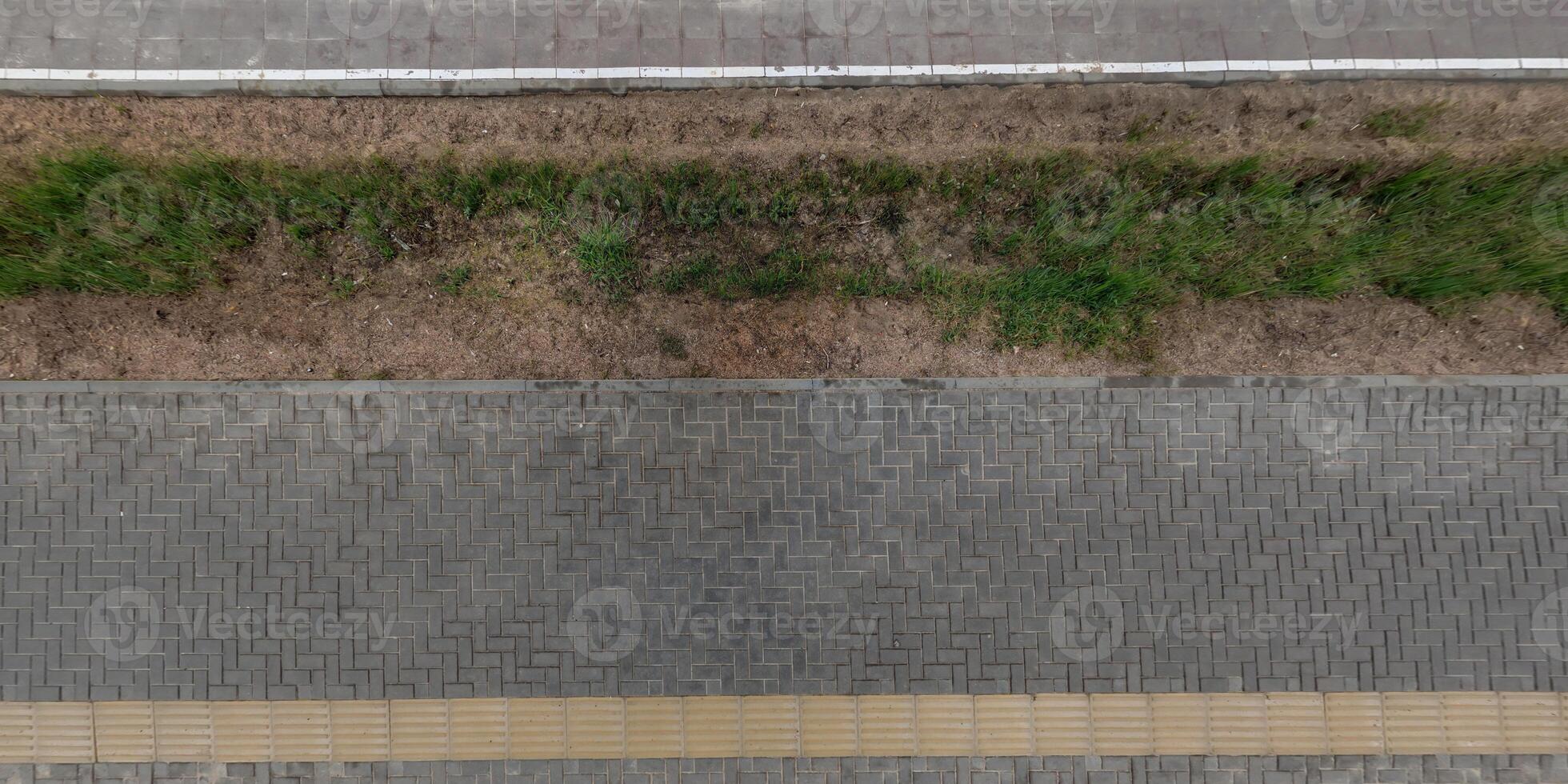 parte superior ver de el textura de pavimentación losas en peatonal camino foto