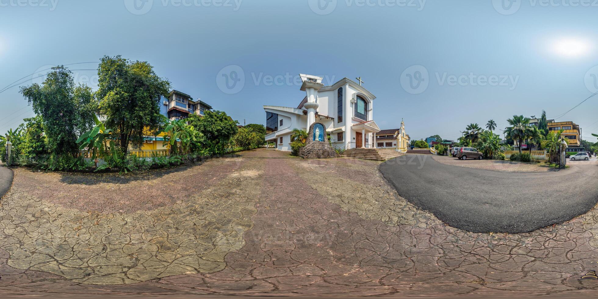 lleno hdri 360 panorama de moderno católico Iglesia en selva entre palma arboles en indio trópico pueblo en equirrectangular proyección con cenit y nadir. vr Arkansas contenido foto