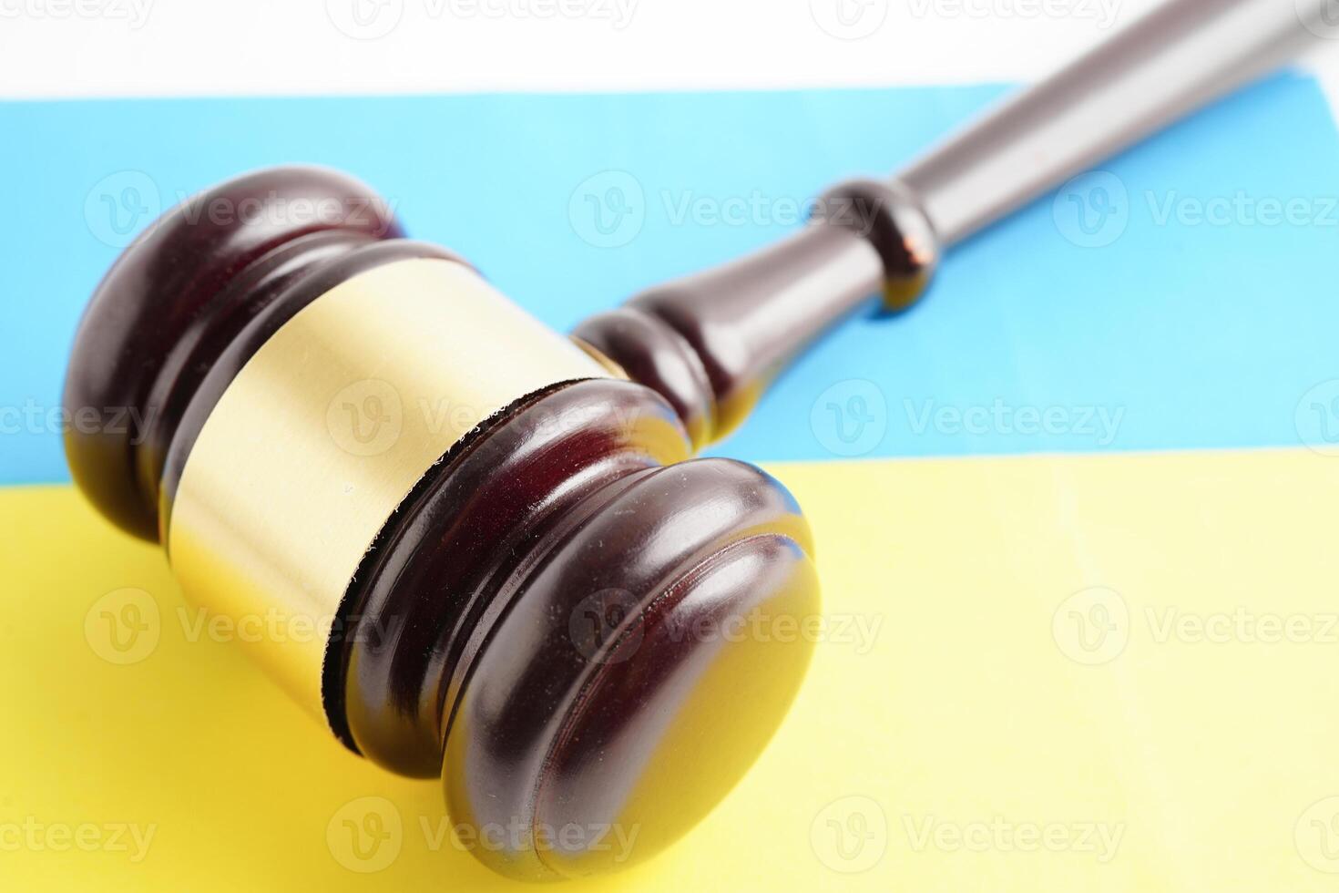 Ucrania, legal, justicia y acuerdo, de madera Corte mazo en bandera. foto