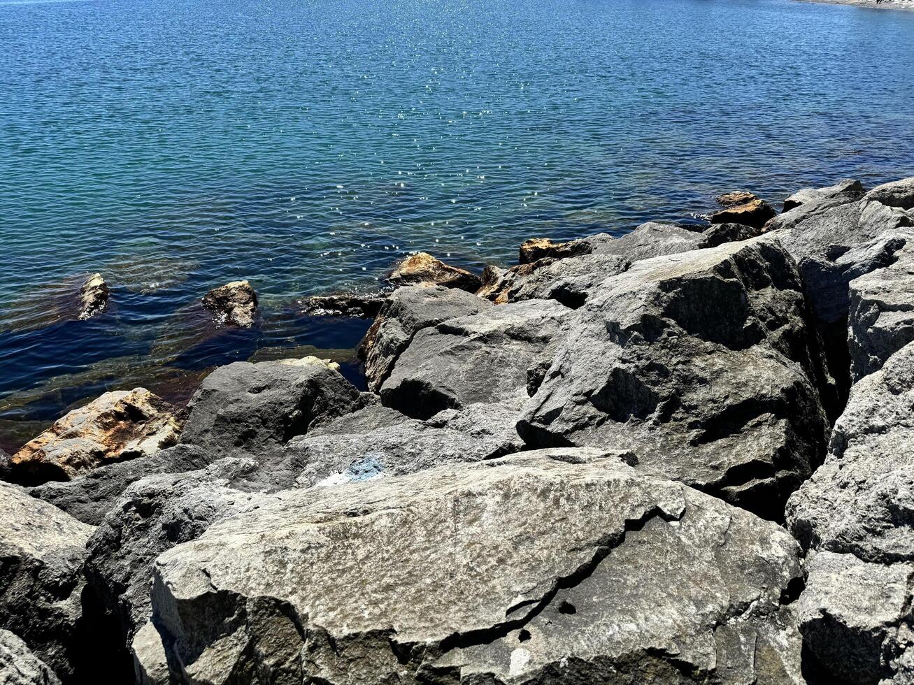 rocas y mar. mar paisaje con rocas azul mar agua. rocas debajo agua foto