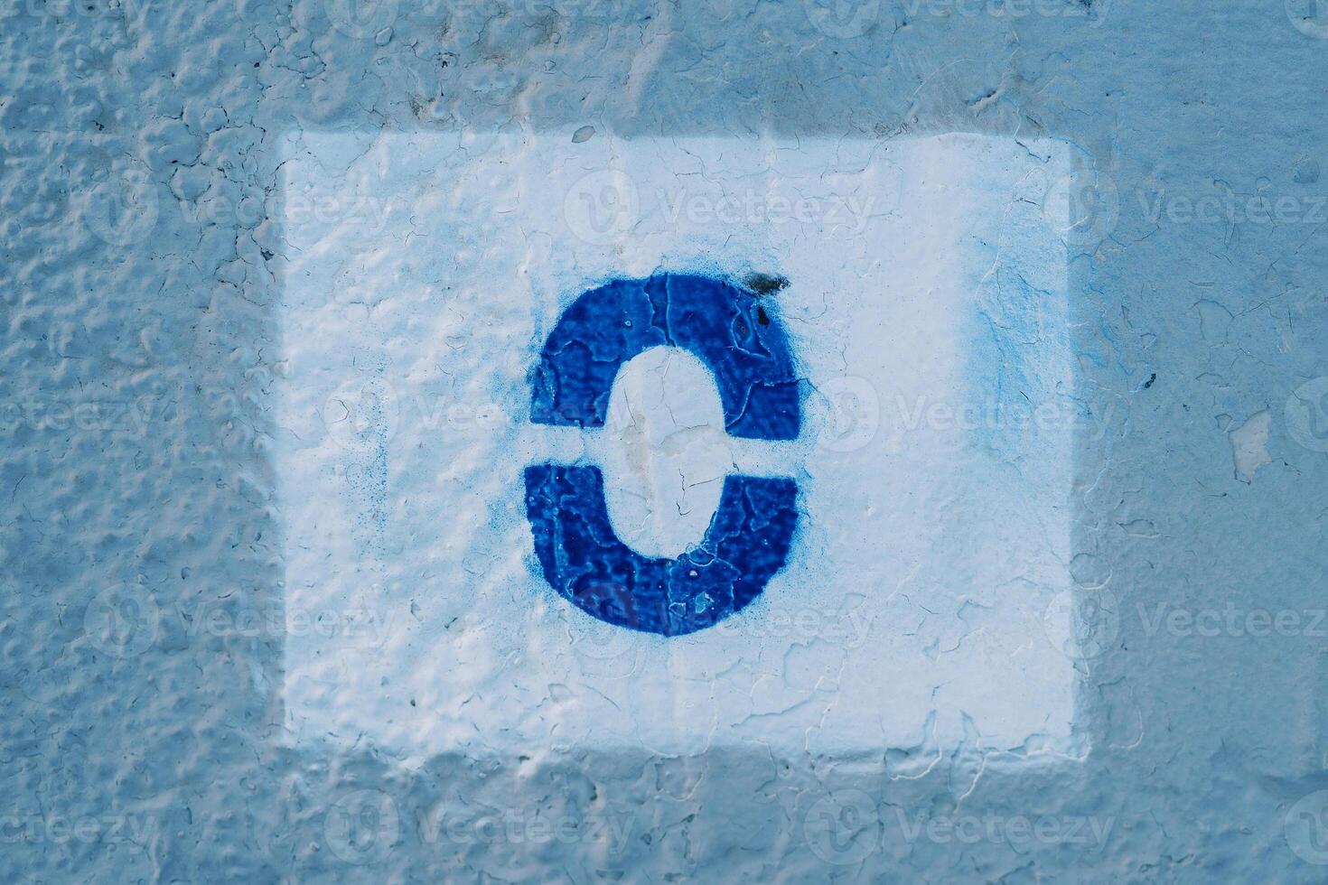 Number zero painted on a blue wall in a rectangle photo