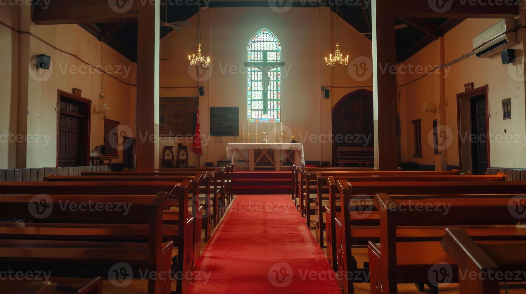 un Iglesia con un rojo alfombra y manchado vaso ventanas foto
