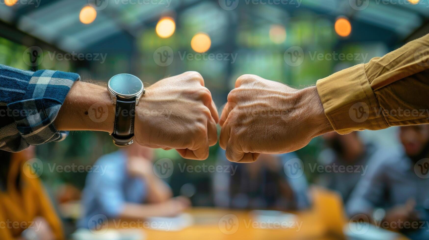 dos personas puño golpeando cada otro en un grupo de personas foto