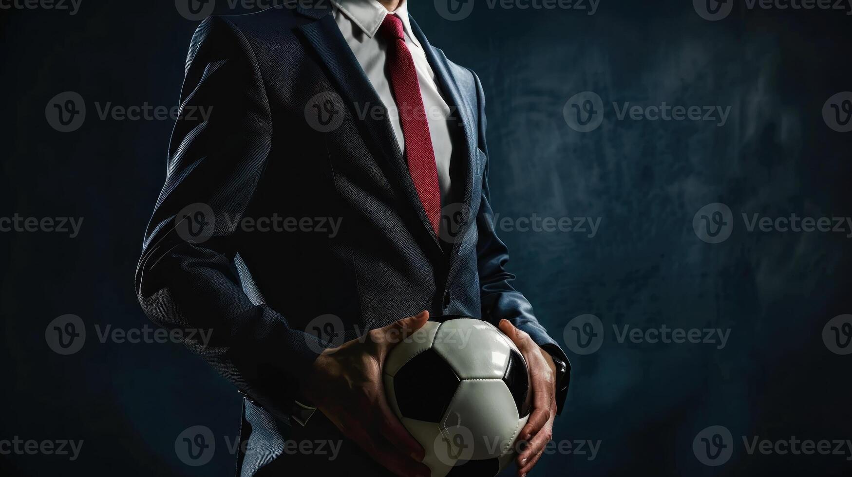 un fútbol americano gerente vestir traje y rojo Corbata mano participación fútbol americano foto