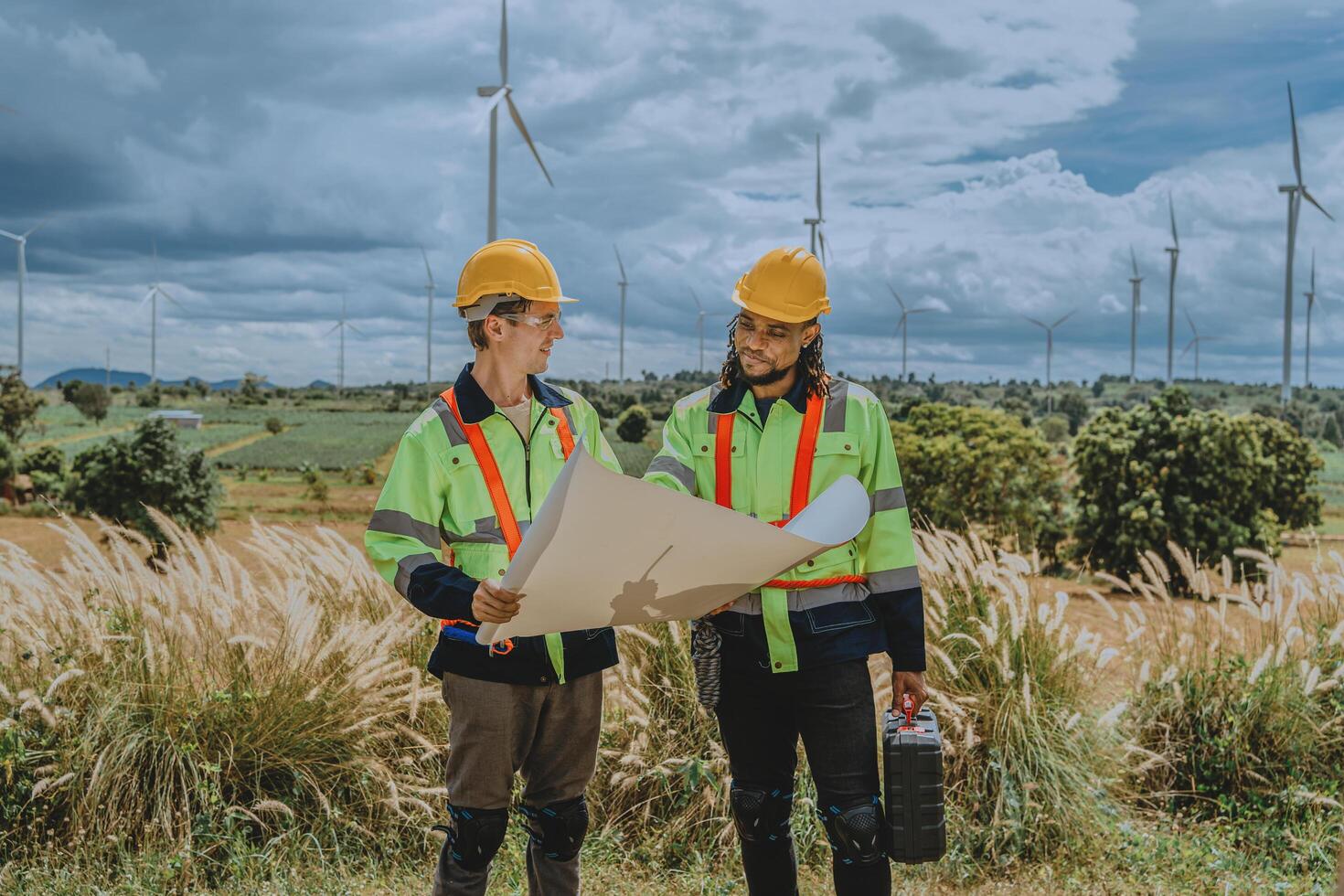 ingeniero inspecciona viento turbina a viento granja para mantenimiento foto