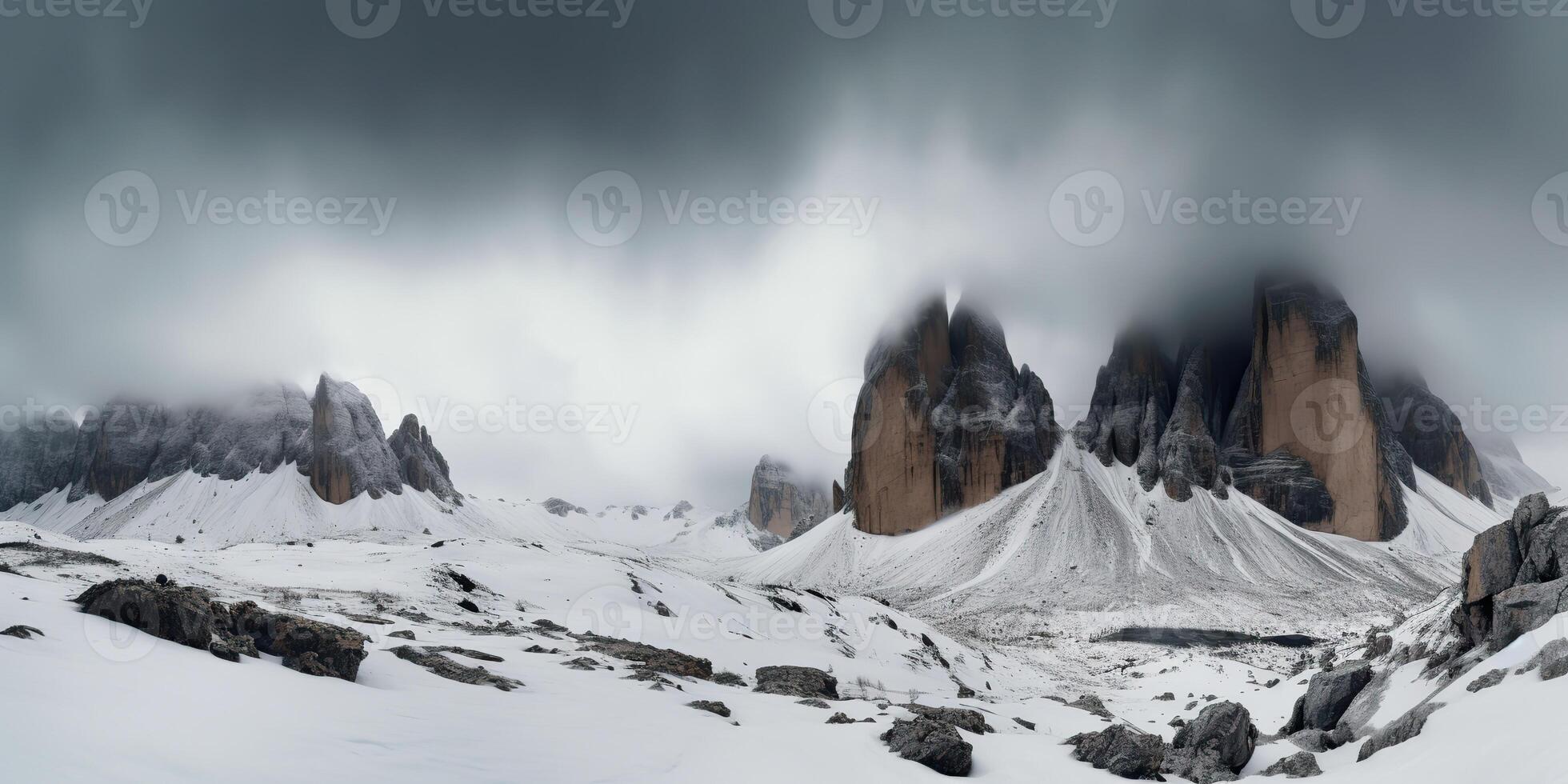 nube día rock colina montaña rock pico con nieve a invierno. aventuras expedición viaje excursionismo escena ver foto