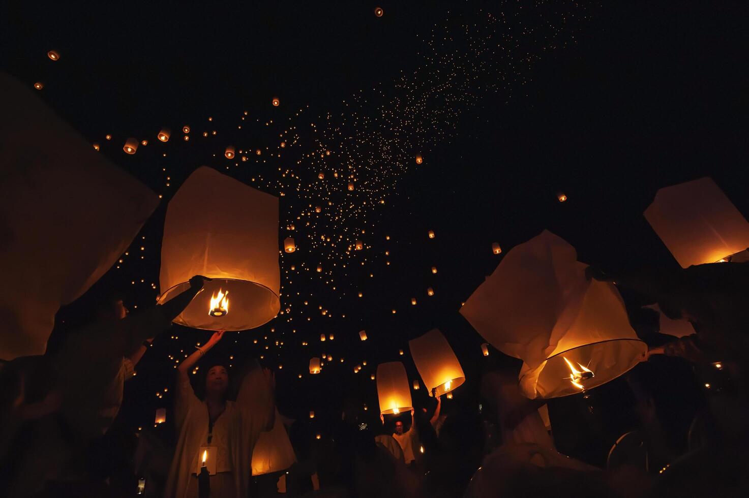 chiang mai - Tailandia noviembre 28, 2023 turistas felizmente celebrar liberando linternas a el loi krathong yi peng linterna festival según a tailandés cultural tradiciones foto