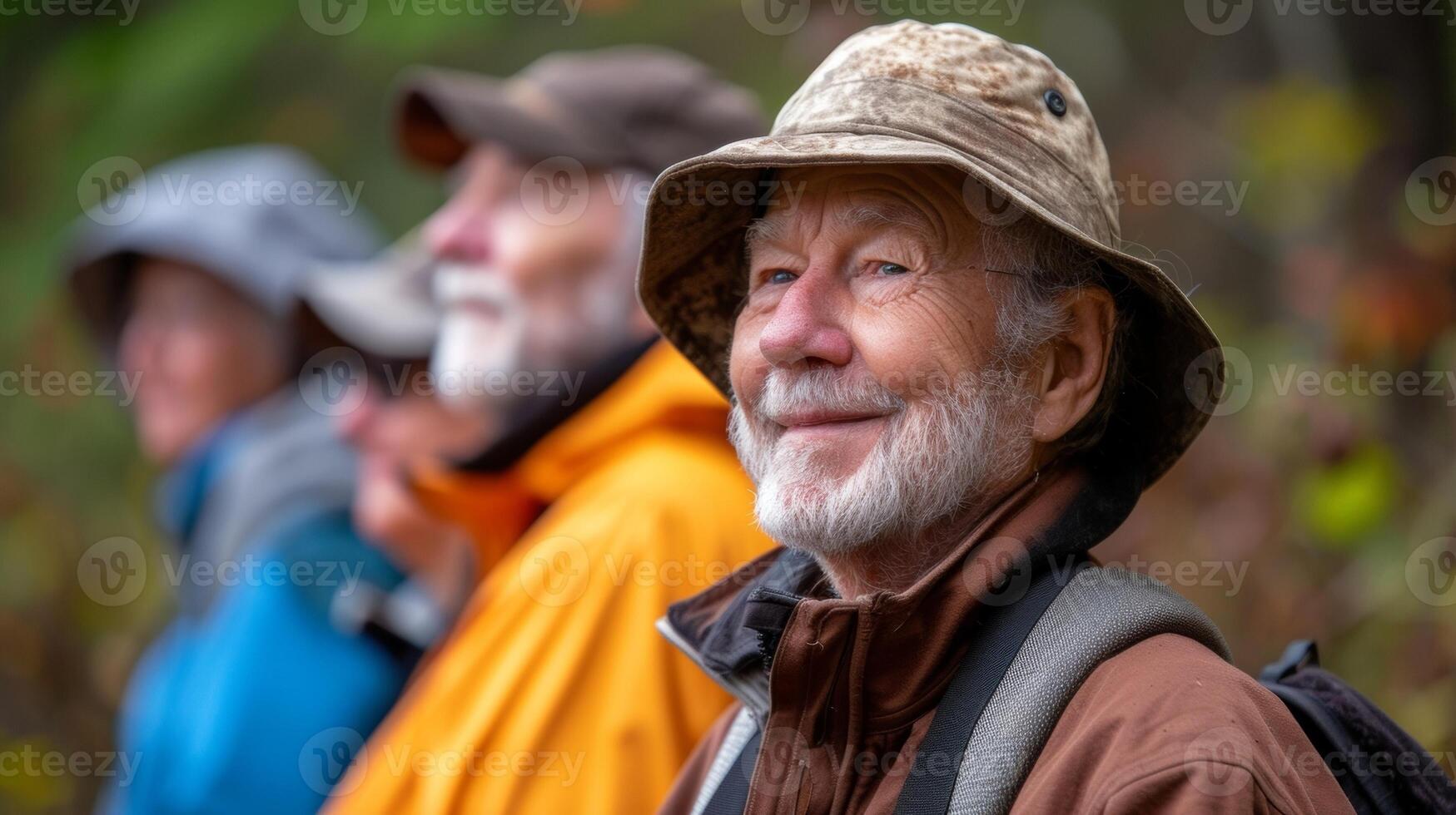 a lo largo su caminando club aventuras estos jubilados encuentro un variedad de fauna silvestre y aprender interesante hechos acerca de su natural habitat foto