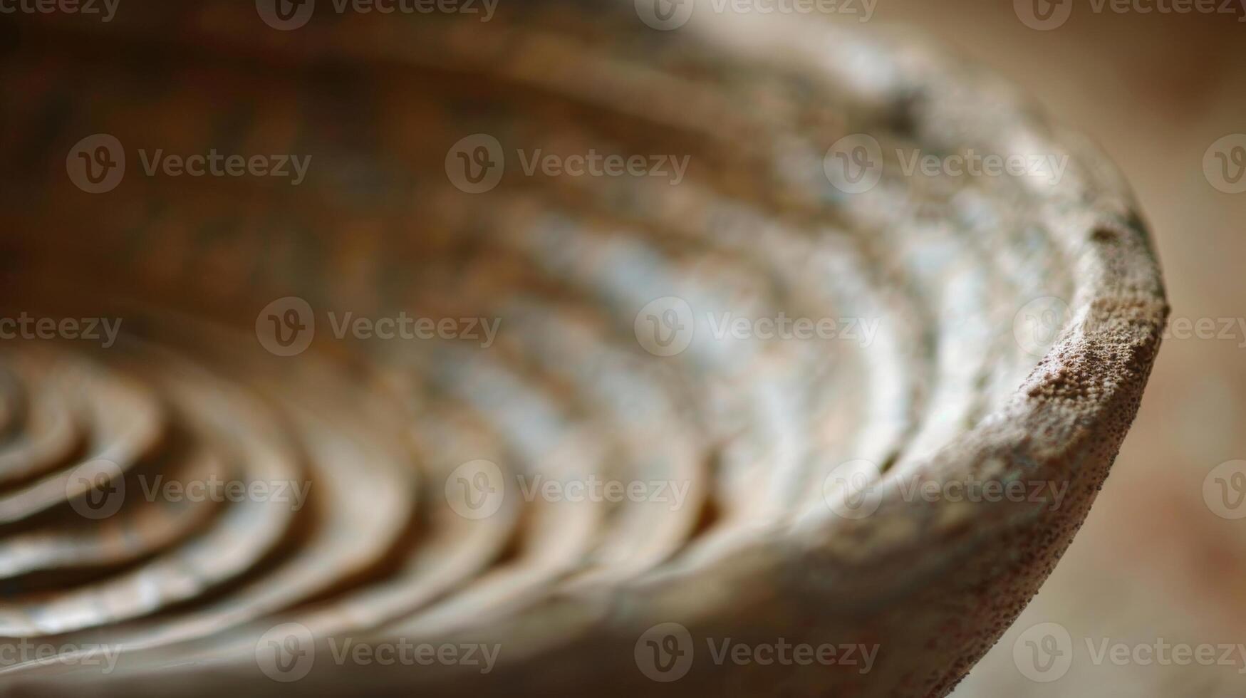 un de cerca de un tirado por ruedas cuenco revela un sutil textura creado por el alfareros dedos como ellos forma el arcilla. foto