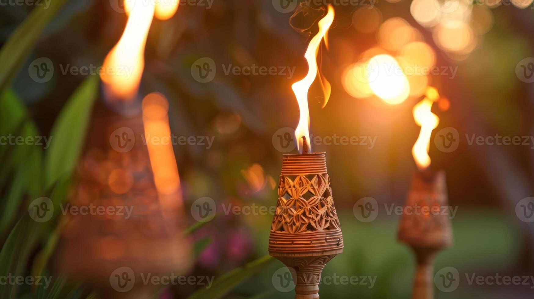 como el Dom empieza a conjunto tiki antorchas son iluminado creando un acogedor y exótico ambiente foto